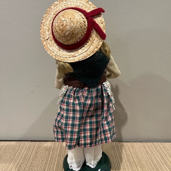 Byers Choice Carolers 1999. Girl with birds nest. - Picture 3 of 4